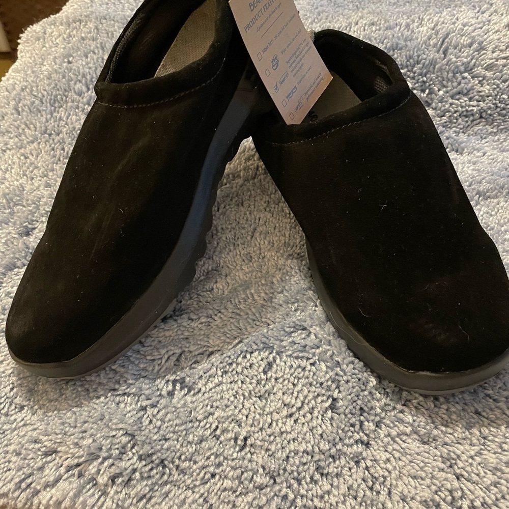 Bearpaw Black Suede Slip-On Shoes. NWT